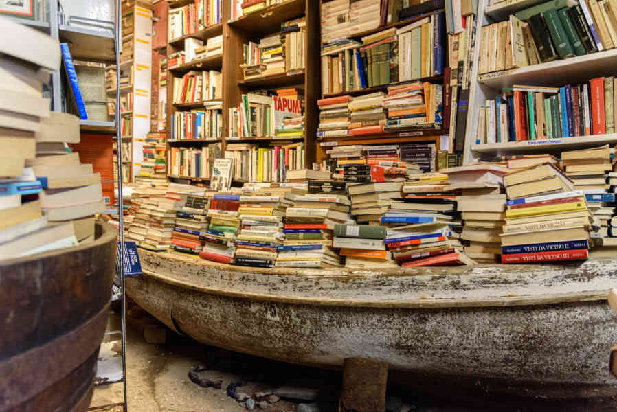 Italia - Venecia 207 - librería Aqcua Alta.jpg